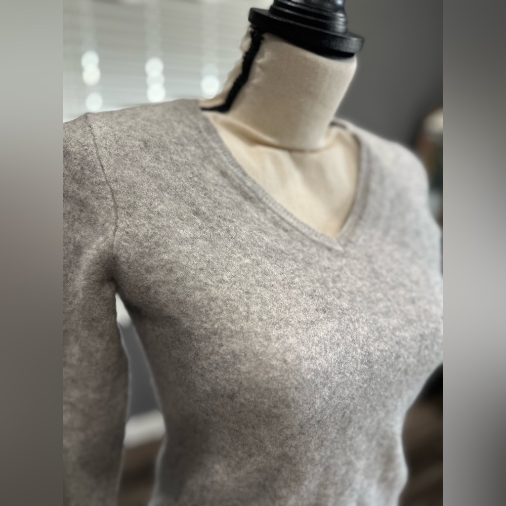 Charter Club Luxury 100% Cashmere Gray Sweater Size Large Soft V-Neck - Picture 2 of 7